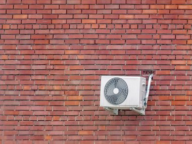 Kırmızı tuğla duvarda klima