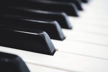 Piyano tuşları yakın plan, yumuşak odak, bulanık arkaplan.