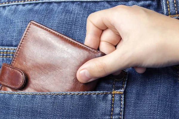 Une Main Sort Portefeuille Poche Arrière Son Jean Concept Pickpocketing Image En Vente