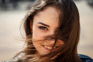 esrarengiz gülümseme ile kız