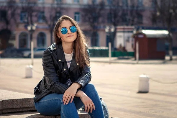 Mavi Yuvarlak gözlük ile kız