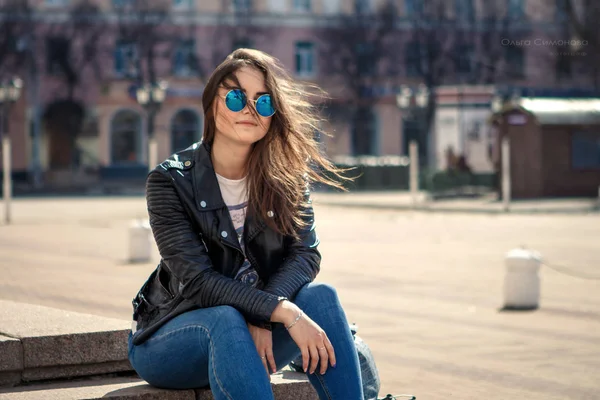 Mavi Yuvarlak gözlük ile kız