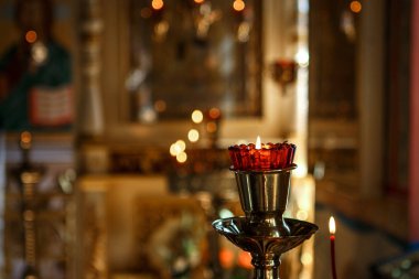 iç Rus Ortodoks Hıristiyan Kilisesi, simgeler, mumlar