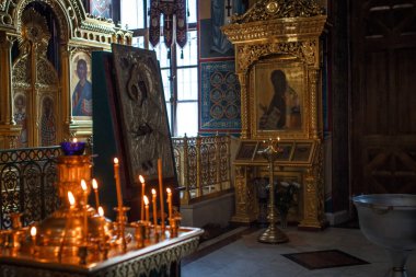 iç Rus Ortodoks Hıristiyan Kilisesi, simgeler, mumlar