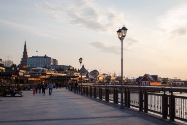 gün batımında Kazan set yürümek