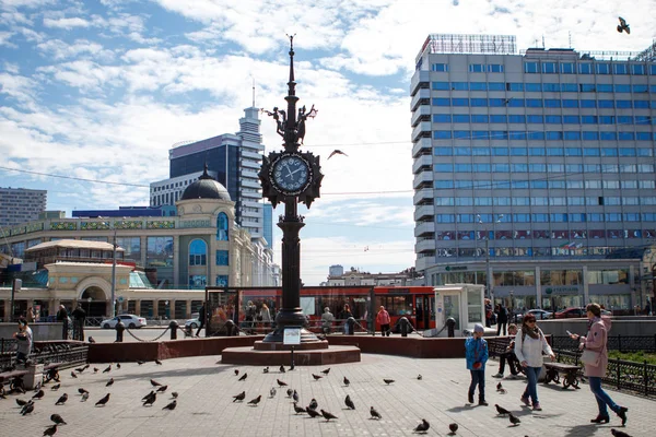 Klok Duiven Het Plein Kazan — Stockfoto