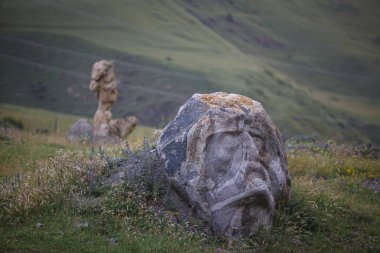 Taş-a dağlık bölgenin Gürcistan Sno köyü dönüm noktası üzerinden heykeller taş yüzleri oyulmuş
