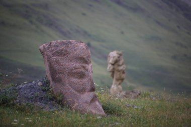 Taş-a dağlık bölgenin Gürcistan Sno köyü dönüm noktası üzerinden heykeller taş yüzleri oyulmuş