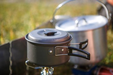 Kamp eşyaları brülör üzerinde yürüyüş sırasında yemek