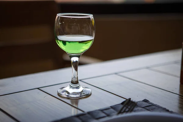 Bebida Verde Vaso Está Una Mesa Madera Mojito Limonada Estragón — Foto de Stock