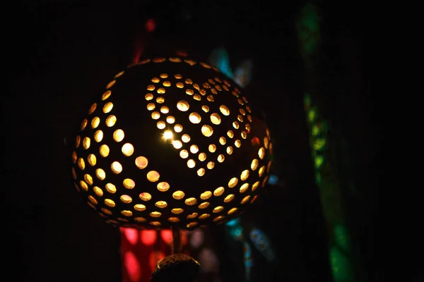 Лампа Кокоса Сувенир Моря Таиланда Круглые Слоты Кокосовом Свечении Изнутри — стоковое фото