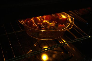 Sıcak kızartma fırında Sebze Güveç bir cam form fırında pişirilir. Fırında pişmiş kabak,.
