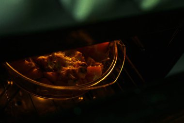 Sıcak kızartma fırında Sebze Güveç bir cam form fırında pişirilir. Fırında pişmiş kabak,.