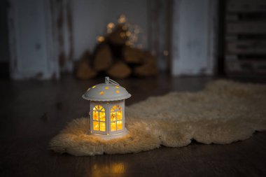 Garland ile evler şeklinde iç, süslemeleri Noel ve yeni yıl. Rahat çelenk ve evin pencere eşiği oda süslemeleri Parlatıcı ile altın ışık