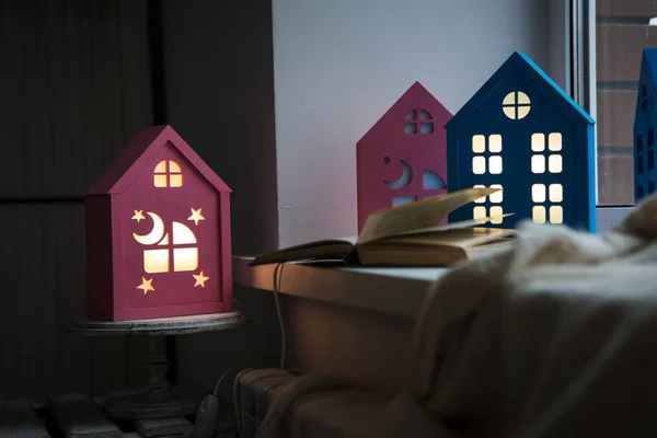 Çocuk odası, rahat gece ışıkları pencere parlaklık sarı evler şeklinde iç. Bir gece lambası ve evlerin rakamlar ile bir çocuk odası rahat bir pencere