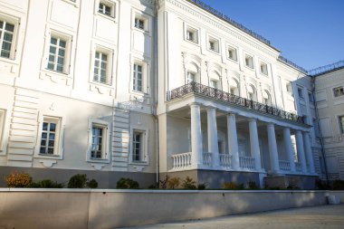 Polotnyanyy Zavod Goncharov Emlak. Evi Müzesi Natalia Goncharova, Puşkin ile ilgili tarihsel bir yer. Büyük bir taş evin etrafında, parkta beyaz çardak sonbahar doğada sonbahar, güzel beyaz duvarlar