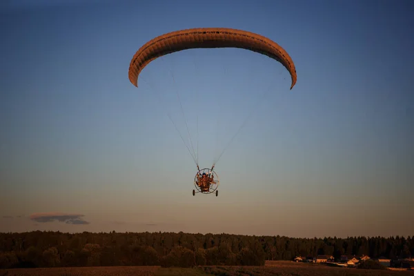 Volo Paratrayke Parapendio Cielo Tramonto Ala Paracadute Con Cabina Parapendio — Foto Stock