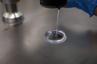 Tüp bebek kliniğinde Suni tohumlama işlemi. Mavi kauçuk eldiven eller Doktor üretmek kimyasal işleme laboratuarda mikroskop, tüpler, azot ile