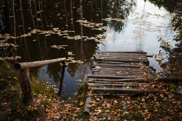 Ponte Legno Sul Lago Crepuscolo Foglie Galleggianti Acqua Autunno Ponte — Foto Stock