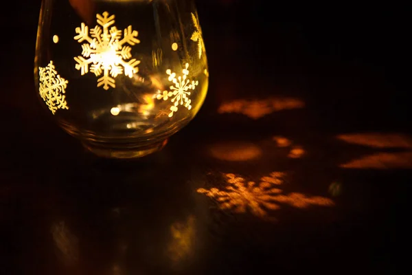 Стеклянная Подсвечница Рождественской Графикой Виде Стекла Снежинки Рождественские Елки Светятся — стоковое фото