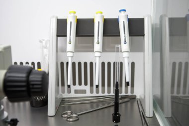 İn vitro fertilizasyon IVF donatımın klinik laboratuvar. Mikroskop, tüpler, azot, diğer aygıtlar için kimyasal işlemler Laboratuvarı