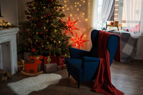 크리스마스와 아늑한 크리스마스 하우스 크리스마스 빛나는 파란의 크리스마스 — 스톡 사진