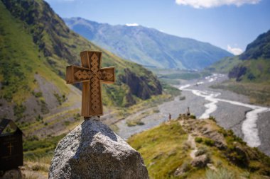 Derin bir geçit, yüksek dağlar ve çimenlerle kaplı tepeler, altta bir dağ Nehri ile kayalık geçit ile dağ yeşili Vadisi. Gürcistan 'ın manzaraları, Gürcü askeri yolu.