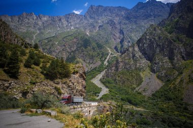 Derin bir geçit, yüksek dağlar ve çimenlerle kaplı tepeler, altta bir dağ Nehri ile kayalık geçit ile dağ yeşili Vadisi. Gürcistan 'ın manzaraları, Gürcü askeri yolu.