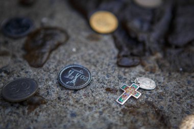 Yuvarlak renkli taşların çakıl, taş salyangoz. Georgia sikkeleri üzerinde bir taş turist yer