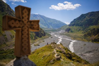 Derin bir geçit, yüksek dağlar ve çimenlerle kaplı tepeler, altta bir dağ Nehri ile kayalık geçit ile dağ yeşili Vadisi. Gürcistan 'ın manzaraları, Gürcü askeri yolu.