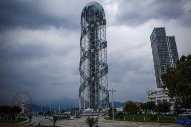 Batum, Gürcistan-14.07.2018. Ali ve Nino 'nun ünlü hareketli heykelleri Batumi seti üzerinde. Alfabe kulesi Gürcistan alfabesinin bir anıtıdır..
