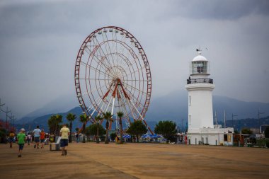 Batum, Gürcistan-14.07.2018. Ali ve Nino 'nun ünlü hareketli heykelleri Batumi seti üzerinde. Alfabe kulesi Gürcistan alfabesinin bir anıtıdır..