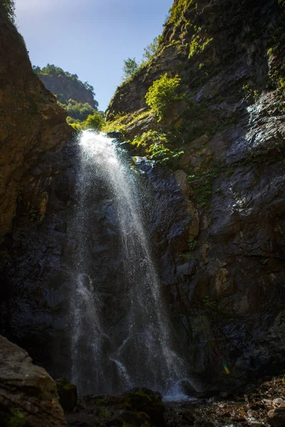 Ein Hoher Wasserfall Mit Weißen Wasserspritzern Steigt Vom Berg Herab — Stockfoto