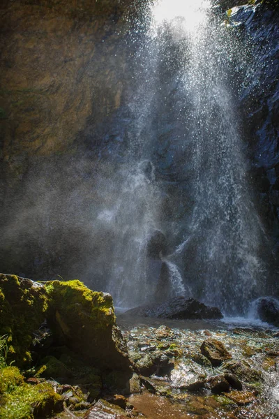 苔で滝の石のスプレーからぬれた 新鮮な山の川と石を閉じる — ストック写真
