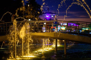 Georgia, Batum-Temmuz 19, 2018. Batumi seti üzerinde şarkı söyleyen fıskiyeler turistik bir ilgi odağıdır. Çocuklar dans eden fıskiyelerin parlak nehirleriyle oynarlar..
