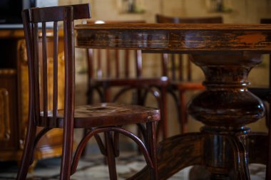 Retro iç Georgia Hostel yemek salonunda. Eski masa ve sandalye kahverengi ahşap penceresinden ışık ışınları tarafından aydınlatılmış.