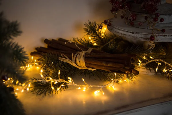 Palos Largos Canela Atados Con Una Cuerda Guirnalda Navidad Encendida —  Fotos de Stock