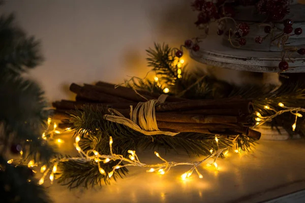 Dlouhý Klacky Skořice Svázaný Lanem Osvětlený Vánoční Věnec Leží Mezi — Stock fotografie