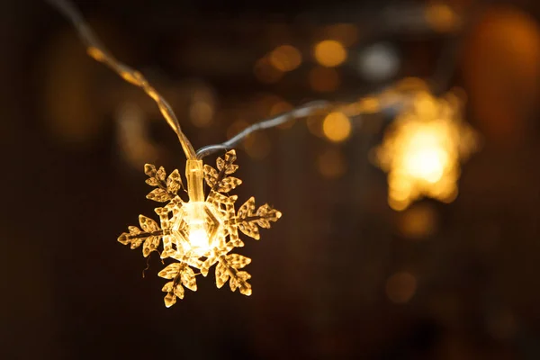 Dovolená Věnec Průhledný Plastový Vločka Svítí Zlatým Světlem Vánoční Osvětlení — Stock fotografie