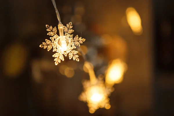 Dovolená Věnec Průhledný Plastový Vločka Svítí Zlatým Světlem Vánoční Osvětlení — Stock fotografie