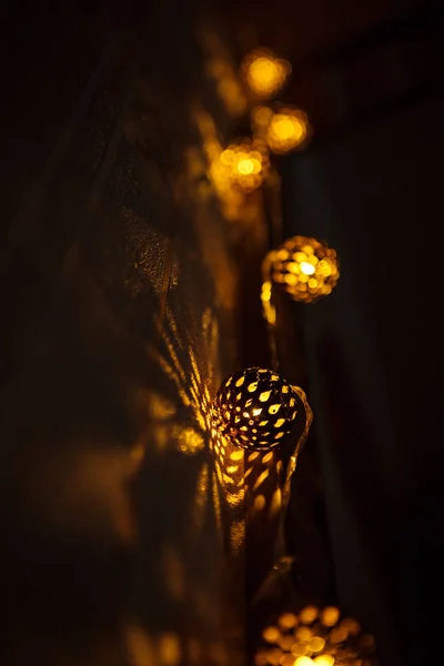 Świąteczna Girlanda Rzeźbione Metalowe Miski Jest Oświetlony Wewnątrz Złote Światło — Zdjęcie stockowe