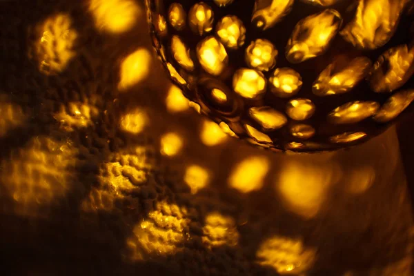 Ünnepi Koszorú Fém Tálban Faragott Belülről Lenne Megvilágítva Arany Fényben — Stock Fotó