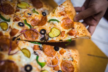 Bir dilim pizza yakın çekim, iştah açıcı pizza Dolum, peynir. El ayrı bir parça pizza alır