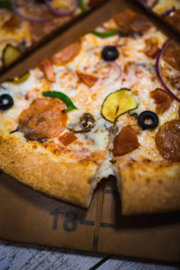 Bir dilim pizza yakın çekim, iştah açıcı pizza Dolum, peynir. El ayrı bir parça pizza alır