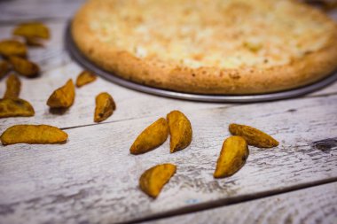 Gri bir arka plan üzerine bir büyük pizza yakın çekim. Renkli pizza tepesi portre