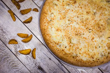 Gri bir arka plan üzerine bir büyük pizza yakın çekim. Renkli pizza tepesi portre