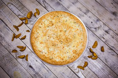 Gri bir arka plan üzerine bir büyük pizza yakın çekim. Renkli pizza tepesi portre