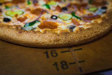 Bir dilim pizza yakın çekim, iştah açıcı pizza Dolum, peynir. El ayrı bir parça pizza alır