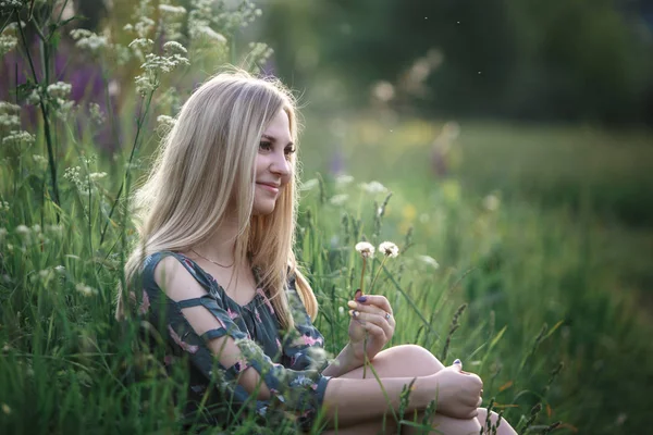 Молодая Блондинка Длинными Волосами Лежит Траве Блондинка Зеленом Фоне Природе — стоковое фото