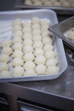 Köfte, köfte yakın çekim yapma işlemi. Haddeleme testi, sığır eti açılma, eldivenli eller yapma köfte.